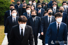 국민의힘 지도부·대권주자들 박정희 42주기 묘역 참배