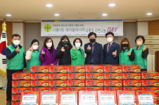 시흥1동 새마을부녀회, 저소득 어르신에게 라면 후원