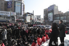 [포토] 안성 중앙시장에서 유세 펼치는 윤석열 후보