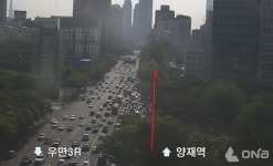 [속보] 양재역 사거리 부근 좌회전도 우회전도 안돼...화물차 사고 한시간 정체