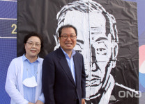 이석영 선생 초상화 앞에서 조광한 남양주시장 부부..신흥무관학교 개교 111주년