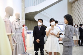 김건희 여사, 스페인 최초의 K-패션 전시회 현장 찾아