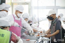 김성제 의왕시장, 초복 맞아 경로식당 배식봉사... 어르신들의 건강과 애로사항 살펴