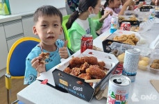 BBQ 찾아가는 치킨릴레이 강원도 분교에 치킨 전달