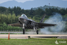 [영상] 한국형 전투기 KF-21, 무한한 공간 저 너머로