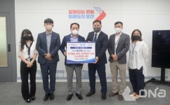 위즈텍·오산미협, 저소득층 가정 위한 성품·성금 오산시에 기탁