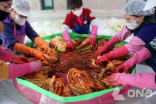 구리시 장애인종합복지관, 사랑의 김장 나눔 행사 열어..재가 장애인 가정 전달