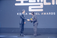 [포토]  제이영컴퍼니 박재영대표, 베스트 브랜드상 수상