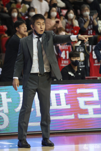 [포토] 김상식 감독, 저쪽으로 움직여