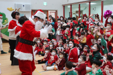 [포토] 산타 분장한 김진표 국회의장, 국회어린이집 방문