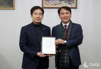 김진태 도지사, 이용호 의원 등 국회 관계가 8명에 감사패 전달