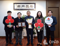 강병선 제빵소덤 대표와 신윤영 평산개발 대표, 각각 1억 원 남양주시에 기부