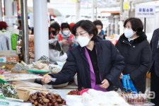 안성시, 설 명절 앞두고 전통시장 장보기 행사 벌여