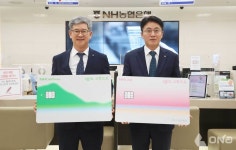 이석용 농협은행장 zgm.고향으로 카드 가입...지역경제 활성화 다짐