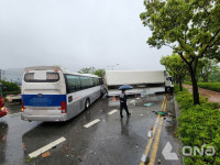 부산 사상구 강변대로서 통근버스 빗길 사고…11명 중·경상
