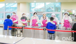 김경희 의장·송옥주 국회의원, 새솔초교서 배식봉사·급식 과밀 해결 차담회 가져