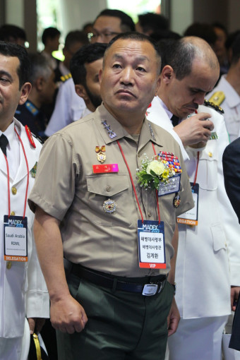[포토] 한화시스템 부스 둘러보고 있는 김계환 해병대사령관