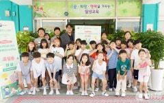 현대백화점, 탄소중립 우수 실천 대구 달성초에 공기정화식물 전달