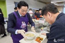 박경귀 아산시장, 시청 구내식당 떡국 배식 행사 참여