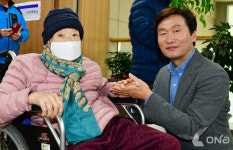 조현일 경산시장, 사전투표 첫날 서부2동 최고령자 함께 투표 참여