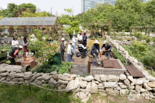 [포토] 2024고양국제꽃박람회, 텃밭정원 우물 펌프 체험