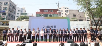 유정희 시의원, 별빛내린천 상권활성화를 위한 수변인프라 조성사업 준공식 참석