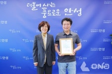 김보라 안성시장, 제1호 공공심야약국에 지정서 직접 전달