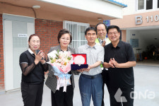 수원시의회 김미경 의원, 화서1동 수정아파트 주민 감사패 받아