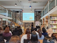 9월은 독서의 매력에 푹 빠져보세요! 도서관과 학교에서 즐기는 작가와의 만남과 특별 이벤트