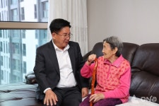 박강수 마포구청장, 100세 어르신 가정 방문해 격려품 전달