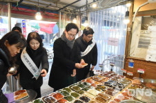 경기도경제과학진흥원 지역경제 활성화 불 붙이기 전통시장 장보기 나섰다