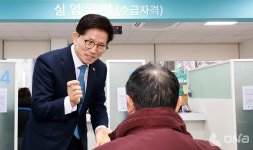 김문수 고용부 장관, 서울북부고용복지플러스센터 방문…일자리 사업 등 현장 점검