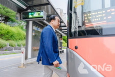 이권재 오산시장 이른 아침 서울역행 5104번 광역버스 타고 민심 확인