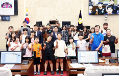송진초등학교 학생, 밀양시의회 본회의장 단체 견학