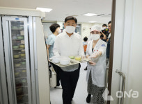 김관영 전북도지사, 추석 맞아 전주시립요양병원 배식 봉사 진행