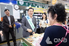 이재준 수원시장 추석 명절 상인 응원 권선종합시장서 장보기 나서