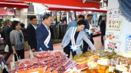 시석중 이사장·남경순 도의원 추석맞이 전통시장 장보기 민생 살펴