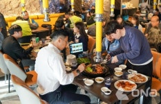 제너시스BBQ 그룹 닭익는마을, 숯불 허벅갈비 등 신메뉴 4종 출시