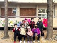 목포시하당동, 노후건물 벽화조성... 경로당 어르신 기념사진 한 컷