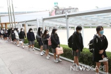 [포토] 고3 등교개학 재개...학교에서도 계속되는 사회적 거리두기