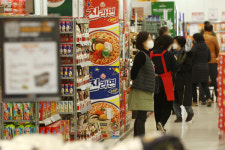 25일부터 대형마트 시식 가능…화장품 테스트 코너도 허용