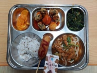 물가는 천정부지인데 초·중·고 급식비는 8.7% 인상에 그쳐