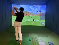 SG골프 세원스크린 정수 대표, 탁 트인 화면 속으로 스윙하며 골프의 매력에 빠져 보세요