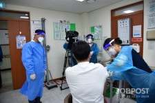 변광용 시장, 거제 첫 코로나19 백신접종 굿뉴스요양병원 현장