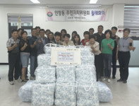 구리시 인창동 주민자치위원회, 주거 취약계층 이불 전달식 개최