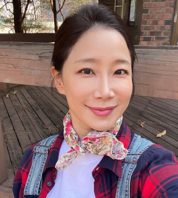 김하영, 박상준과의 행복한 결혼 소식 인사한다