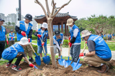 강남구, 친환경 자원봉사 Green Touch 캠페인 전개…탄천 정화·도시녹화에 300여 명 참여