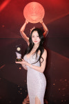 [JP포토] 반하리, 트로피 위로 선 존재감… 모델의 기준을 세우다 「2025 THE 3RD K-CULTURE AWARDS」