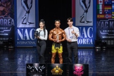 이수민 에스피지오 아카데미 대표, NAC KOREA 챔피언십 맨 피지크 부문 시상 참여