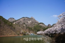 [천호선의 포토 에세이 80] 마이산(馬耳山)의 탑사(塔寺)
